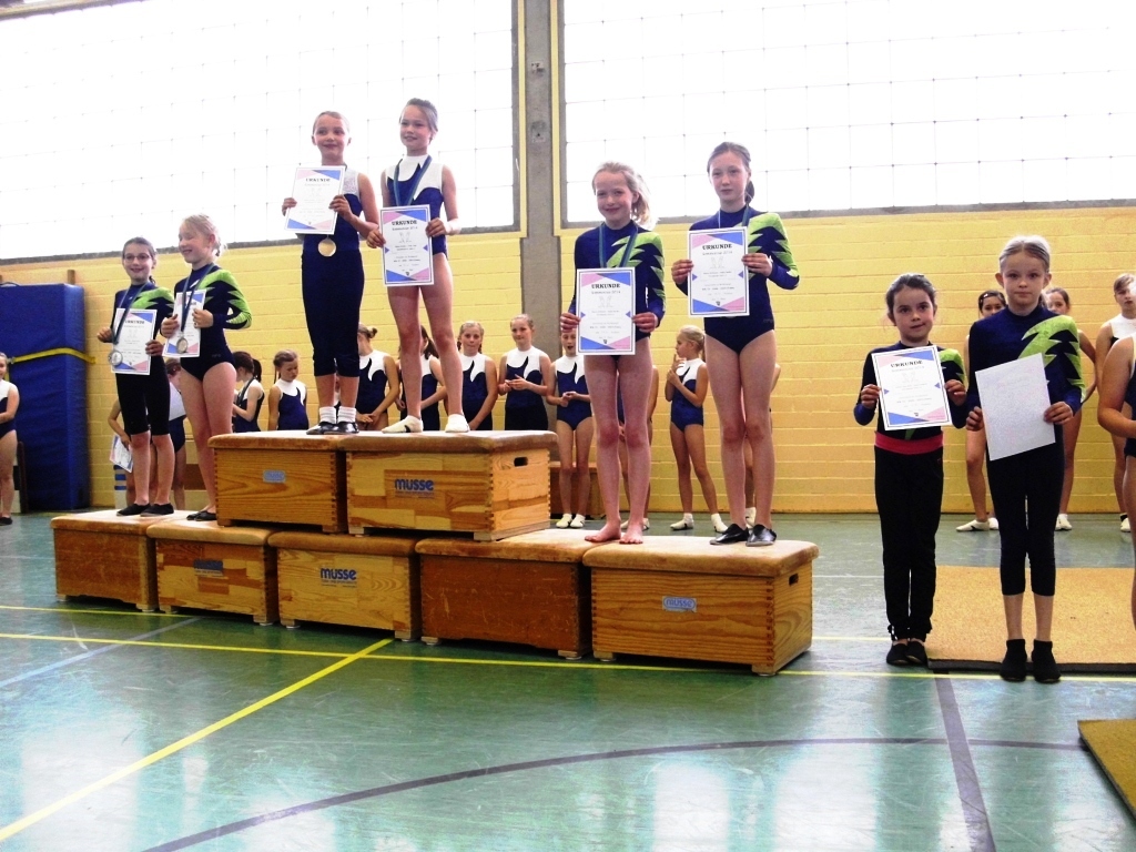v.l. Anna Scheer Stefanie Kootz v.r. Anissa Klotz Julina Langohr Saskia Paeßler u. Bianca Hoffmann
